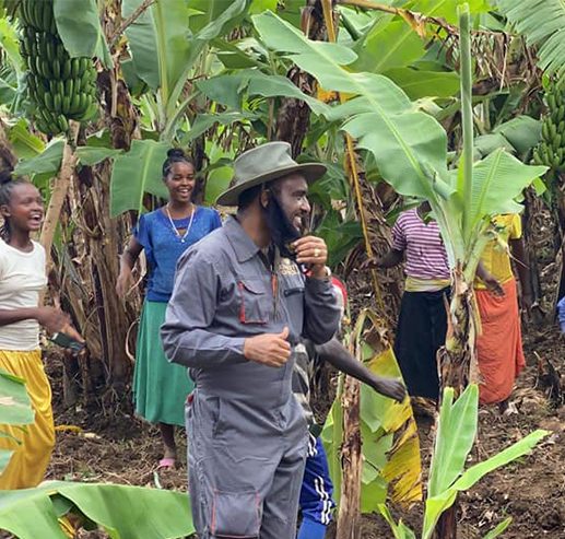 President Eyassu Wossen Birhanu with the crew in the banana rows